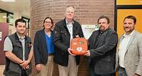 EVK spendet lebensrettenden Defibrillator an das Konrad-Duden-Gymnasium