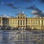 Königspalast von Madrid 3. Palacio Real de Madrid Besuchen Sie den Madrider Königspalast, um auf Zeitreise durch die Geschichte Spaniens zu gehen. Buchen Sie am besten eine anderthalbstündige Führung, um sich einen Überblick über die circa 3.000 Zimmer zu verschaffen und Highlights wie die Haupttreppe, die Waffensammlung, die Bildergalerie oder die berühmte Königsküche zu sehen.
