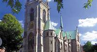Elisabethkirche Zu Ehren der Heiligen Elisabeth Heller Muschelkalk schenkt der 1888 geweihten Elisabethkirche ein ganz außergewöhnliches Erscheinungsbild.
