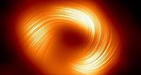 27. März 2024, 16:27 Uhr Neues Bild vom Zentrum unserer Milchstraße: Spiralförmige Magnetfelder umgeben Schwarzes Loch Sagittarius A*