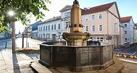 Schwarzer Brunnen Einer dunklen Stunde unserer Stadt gewidmet Der „Eiserne Brunnen“ ist als Schwarzer Brunnen ein Denkmal der Stadtgeschichte.