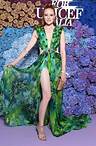 Mit diesem Look wird für Barbara Meier ein Traum wahr: Das legendäre Versace-Kleid in Grün, das Jennifer Lopez bei den Grammys 2000 trug, faszinierte sie schon als Teenager. Zur Sommer-Gala von LuisaViaRoma für Unicef auf Capri kann sie es nun endlich selber auf dem Red Carpet präsentieren.