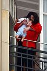 2002 hält Michael Jackson Baby Blanket aus dem Fenster eines Berliner Hotels.