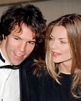 Michelle Pfeiffer und David E. Kelley Die Schauspielerin und der Fernsehproduzent geben sich 1993 das Jawort und gehen seitdem glücklich vereint durchs Leben. Zusammen haben sie einen Sohn, John, sowie Tochter Claudia, die Michelle bereits vor ihrer Beziehung adoptierte.