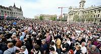 Fotogallery - Decine di migliaia in piazza a Budapest contro Orban
