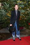 Auch Schauspielkollegin Alexandra Neldel ist an diesem Abend "Team Jeans". Damit der Look Red-Carpet-tauglich wird, kombiniert der "Verliebt in Berlin"-Star einen langen Blazer sowie einen grauen Rollkragen-Pullover und Prada-Pumps dazu. Die Sardine Bag von Bottega Veneta rundet den modernen Look ab.