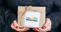 Gutscheine Verschenken Sie einen besonderen Gutschein für München: Wir bieten alle Führungen und Touren auch als Geschenkgutschein an. Hier können Sie einzigartige München-Erlebnisse direkt online buchen, ausdrucken und als Gutschein Freunden oder der Familie schenken. Gutscheine ab 6,50 € kaufen
