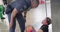 AGRESSÃO Policial militar dá tapa no rosto de mulher no chão em estação de metrô de São Paulo