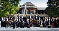 Die Bad Reichenhaller Philharmoniker Die Bad Reichenhaller Philharmoniker bilden das einzige philharmonische Kurorchester Deutschlands. Die musikalische Vielfalt reicht von anspruchsvoller Klassik bis zur leichten Kurmusik.