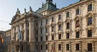 Führung durch den Justizpalast Bei der Führung durch den heutigen Sitz des Bayerischen Staatsministeriums für Justiz erfahren Sie alles zur Geschichte und Bedeutung des neobarocken Gerichts- und Verwaltungsgebäudes.