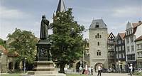 Lutherdenkmal „Meine liebe Stadt“: Lutherdenkmal Auf dem Karlsplatz, dem ältesten Marktplatz von Eisenach, steht das von Adolf von Donndorf geschaffene Lutherdenkmal.