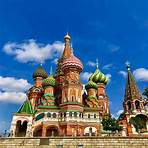 1. Roter Platz Der Rote Platz liegt im Herzen von Moskau. Umgeben von Wahrzeichen, die das reiche architektonische Erbe Moskaus repräsentieren, ist der weitläufige Platz das erste Anlaufziel für viele Reisende. Starten auch Sie Ihre Entdeckungsreise durch die Stadt von diesem Weltkulturerbe-Platz und besuchen Sie die umliegenden Sehenswürdigkeiten wie das Lenin-Mausoleum oder die Basilius-Kathedra...