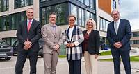 Neubau der Fakultät für Psychologie eingeweiht NRW-Wissenschaftsministerin Ina Brandes (M.) und rund 150 Gäste haben die Eröffnung des nachhaltigen Psychologie-Gebäudes auf dem Campus der FernUniversität in Hagen gefeiert.