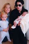 Debbie Rowe mit Michael Jackson und den Kindern Prince und Paris. 1999 ließ sich das Paar scheiden.