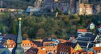 3. Schloss Heidelberg Das Schloss Heidelberg ist nicht nur Wahrzeichen der Stadt, sondern auch Ausflugsziel für romantisch Veranlagte schlechthin. Heute ist der Renaissance-Palast eine märchenhafte Ruine, die Menschen aus aller Welt anzieht. Besuchen Sie das Schloss bei einer Tagestour von Frankfurt oder buchen Sie eine Themenführung, die Einblicke in das Leben am Hof gewährt.