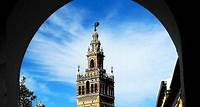 10. Giralda Das Wahrzeichen Sevillas ist der Glockenturm der Kathedrale La Giralda. Die maurische Architektur lässt noch immer die Vergangenheit als Moschee-Minarett hervorblitzen. Erfahren Sie mehr über die Geschichte der Kathedrale bei einer Führung und erklimmen Sie danach den Glockenturm für einen tollen Sevilla-Ausblick.