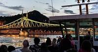 Donau-Flussfahrt in Budapest am Abend