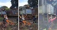 VÍDEO | Ciclista é atropelada por trem ao posar para selfie