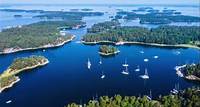 Paseo en barco por el archipiélago de Estocolmo Estocolmo se extiende por 14 islas de un archipiélago de más de 24.000 . Descubre este paisaje con un plácido paseo en un barco clásico . ¡Un crucero inolvidable!