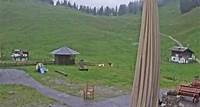 Untere Firstalm - Blick vor die Hütte in südlicher Richtung.