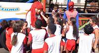 Alunos da rede municipal vivem momentos de diversão e alegria em passeio com a “Carreta Furacão” Os personagens “Fofão” e “Homem Aranha” animam as crianças durante o trajeto com diversas coreografias e saltos