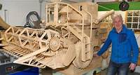 Heinz Wunderlich präsentiert sein großes Mähdrescher-Holzmodell vom 9. Juni bis 7. Juli 2024 im Technikmuseum Freudenberg
