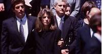 Grands destins Le décès de Jackie Kennedy ou quand les États-Unis pleuraient leur dernière icône Le 19 mai 1994, les États-Unis perdaient la seule reine qu'ils se soient jamais