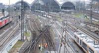 Ausfälle, Umleitungen, Ersatzverkehr: Hauptbahnhof Dresden wird für drei Tage gesperrt Ab Freitag müssen sich Fahrgäste auf Einschränkungen im Nah- und Fernverkehr ab dem Hauptbahnhof Dresden einstellen. Drei Tage lang wird dieser wegen Bauarbeiten gesperrt.
