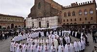 Centro città e Basilica di Santo Stefano, Bologna (BO) I Templari Cattolici percorrono le vie del centro storico di Bologna in assoluto silenzio Read more ->