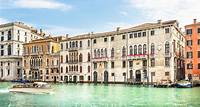 straordinario palazzo del primo rinascimento a venezia Con il suo scenografico affaccio sul Canal Grande nell'elegante Sestiere di San Marco, questo straordinario palazzo affonda le proprie origini nel primo Rinascimento.