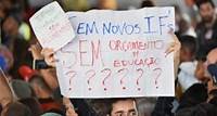 ‘Que bom que vocês podem levantar um cartaz dizendo que estão em greve’, diz Lula após ser alvo de protesto em Guarulhos