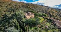 suggestivo castello in vendita ad arezzo In una location straordinaria nel cuore della Toscana, in provincia di Arezzo, si erge questo magnifico castello in vendita dalla magnifica vista panoramica.