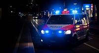 Bei Kontrolle im Kreis 4 Dutzende Personen greifen in Zürich Polizisten an Im Kreis 4 ist eine Kontrolle eskaliert. Zwei Frauen blockierten einen Streifenwagen, die Stadtpolizisten wurden danach «mit grosser Gewaltbereitschaft» angegangen.