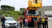 AUTUN : Remise de la Dacia Sandero à la maman de Mélody Delabre 15 ans gagnante du super loto des pompiers La gagnante va devoir attendre pour la conduire