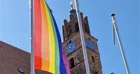 Regenbogenflagge am Altstädtischen Rathaus Basierend auf dem Beschluss der Weltgesundheitsorganisation (WHO) vom 17. Mai 1990,
