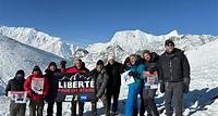 "Les monter vers la lumière" Des Juifs français érigent une banderole pour les otages dans la chaîne de l’Anapurna Dans le même temps, un alpiniste israélien, Ran Krauss, a gravi l’Everest à la mémoire de Matan Lior, tué le 7 octobre