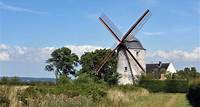 Moulin de Moringhem PETEROLFF.CARL Tournehem et Éperlecques, la forêt de Guémilde Il était une fois … Une vallée boisée, aux églises de pierre blanche, aux villages médiévaux et aux charmants moulins à vent. Un endroit où l’on peut arrêter le temps,