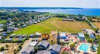 DOMAINE DE KERVEL Plonévez-Porzay, Le camping Kervel est situé dans le Finistère sud, en face de la baie de Douarnenez. Locations de mobil-homes et d'emplacements. Centre aquatique composé de 2 piscines