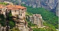 Excursion aux Météores Situés au sommet de rochers escarpés, les monastères de Météores se fondent dans le paysage naturel . Découvrez-les en partant depuis Athènes.