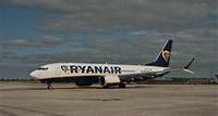 Rabatte Ryanair dreht an der Preisschraube DUBLIN - Ryanair will mit Rabatten um Kunden buhlen und den Ticketverkauf ankurbeln. Das erste Geschäftsquartal bis Ende Juni erfordere mehr Preisnachlässe als noch im Jahr zuvor, weil die reisestarken Osterfeiertage teils in den März gefallen seien, teilte die Easyjet-Konkurrentin am Montag in Dublin mit.