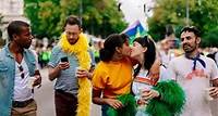 Happy Pride! Wien wird wieder zur Regenbogenhauptstadt. Die Vienna Pride findet von 25. Mai bis 9. Juni 2024 statt. Höhepunkt ist die Regenbogenparde am 8.
