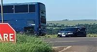 PIRATAS DO ASFALTO Ônibus é assaltado na BR-369 em Cascavel Na tarde deste domingo (02/06), um ônibus foi alvo de assaltantes na região da BR-369, próximo ao trevo das Cataratas, em Cascavel. Segundo informações, o veículo seguia em direção a Corbélia, quando foi interceptado por um automóvel Hyundai Azera de cor escura. Os ocupantes do carro realizaram a abordagem armada, anunciando o assalto. Os...