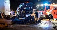 Ein Toter und drei Schwerverletzte bei Unfall in Berlin In Berlin-Charlottenburg kracht ein Auto gegen eine Mauer und geht in Flammen auf. Die Feuerwehr ist mit rund 60 Mann im Einsatz. Ein Mensch stirbt, drei weitere Insassen werden schwer verletzt.