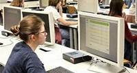 Schülerinnen testen Chatbot der Hochschule Karlsruhe