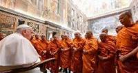 Papa Francisco com os monges budistas