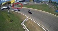 NÃO RESISTIU Vídeo: motociclista morre ao bater em placa sinalização na Corrente