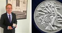 Münsteraner Vertrauensdozent Professor Andreas Pfingsten mit der Daidalos-Münze ausgezeichnet