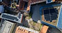 Felix Frizino Nachhaltigkeit auf den Dächern Universität Bamberg setzt auf Solar: Neue Photovoltaik-Anlagen Am Kranen 14 und Heumarkt 2