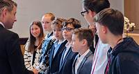 Jugendgottesdienst in Wendlingen Konfirmandinnen und Konfirmanden werden in Jugend aufgenommen und Stabswechsel bei den Konfirmandenlehrern.