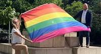 Am 17. Mai wehen Regenbogenfahnen vor dem Rathaus